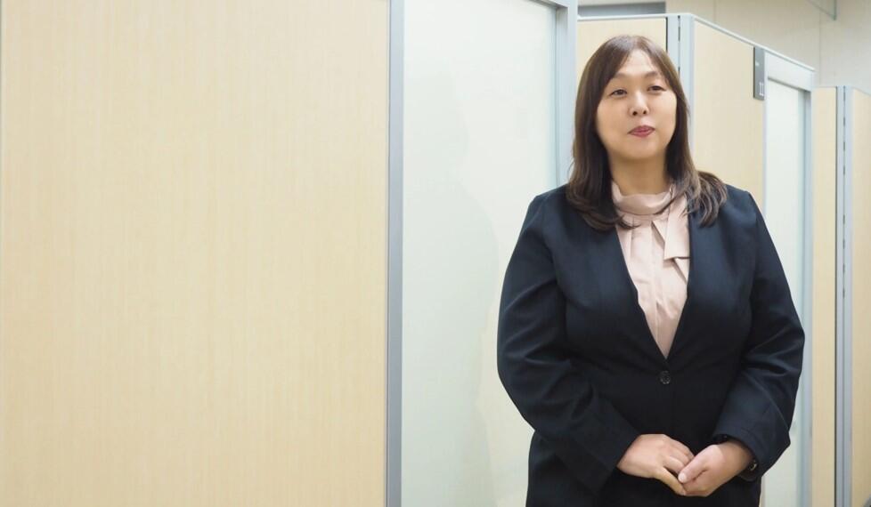 当日欠勤の連絡をしてきた派遣スタッフに対応した丸山