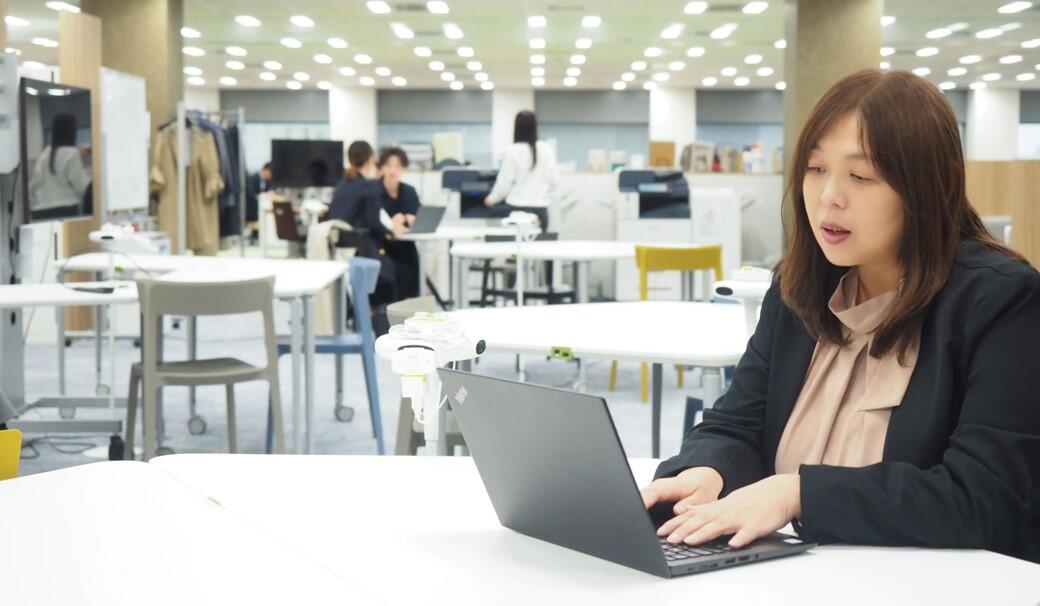 当日欠勤の連絡をしてきた派遣スタッフに対応した丸山