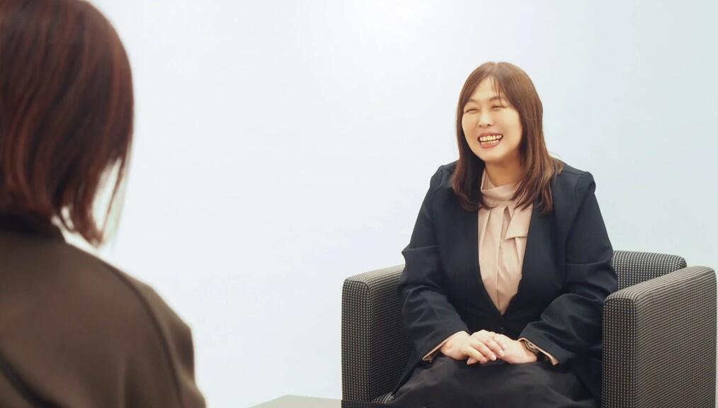 当日欠勤の連絡をしてきた派遣スタッフに対応した丸山