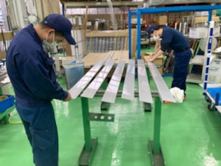 【綾瀬市】正社員を目指そう！アルミフェンスの製造作業♪