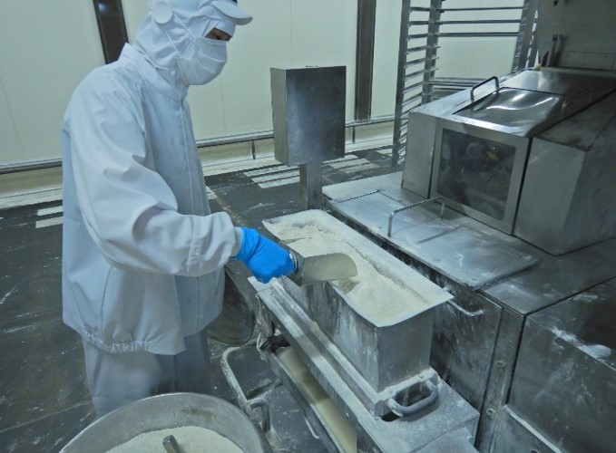 【日勤＆平日のみ】シニア歓迎♪冷暖房完備のパン工場で軽作業！