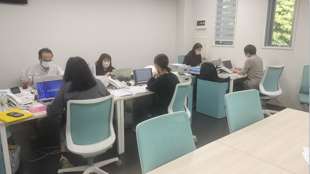 車通勤OK！WワークもOK！土日祝のみ♪オフィスでの電話受付