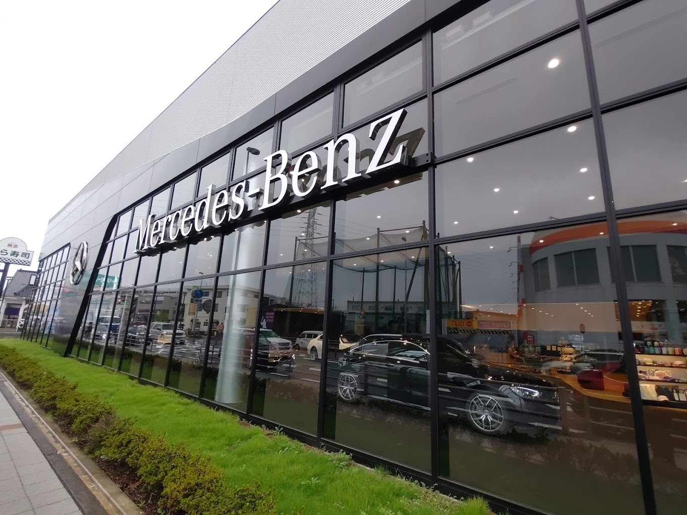 ワンランク上の接客経験が身につく！高級車ディーラーでの接客