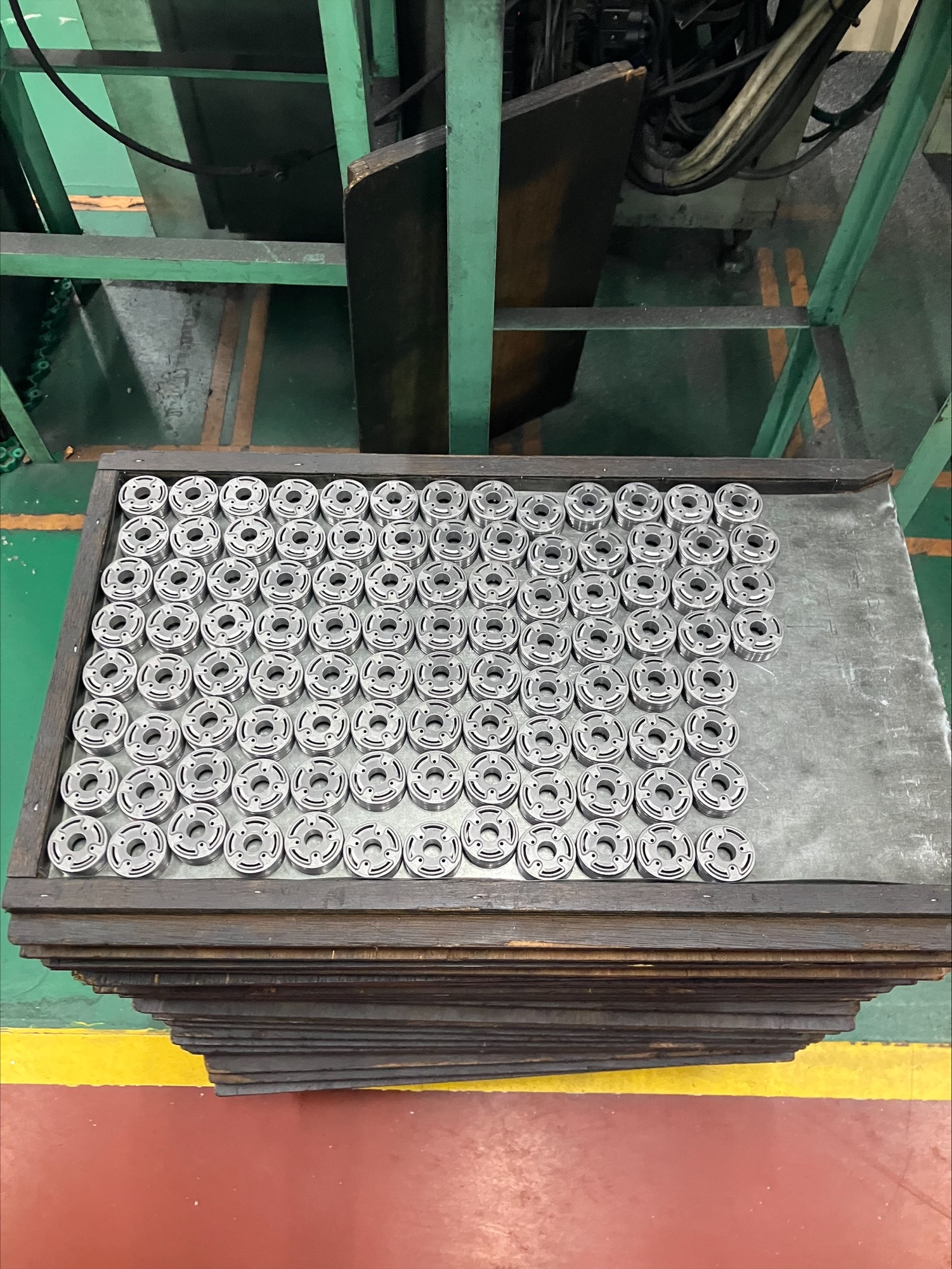 部品が入った段ボールをライン上に流す！時給1300円