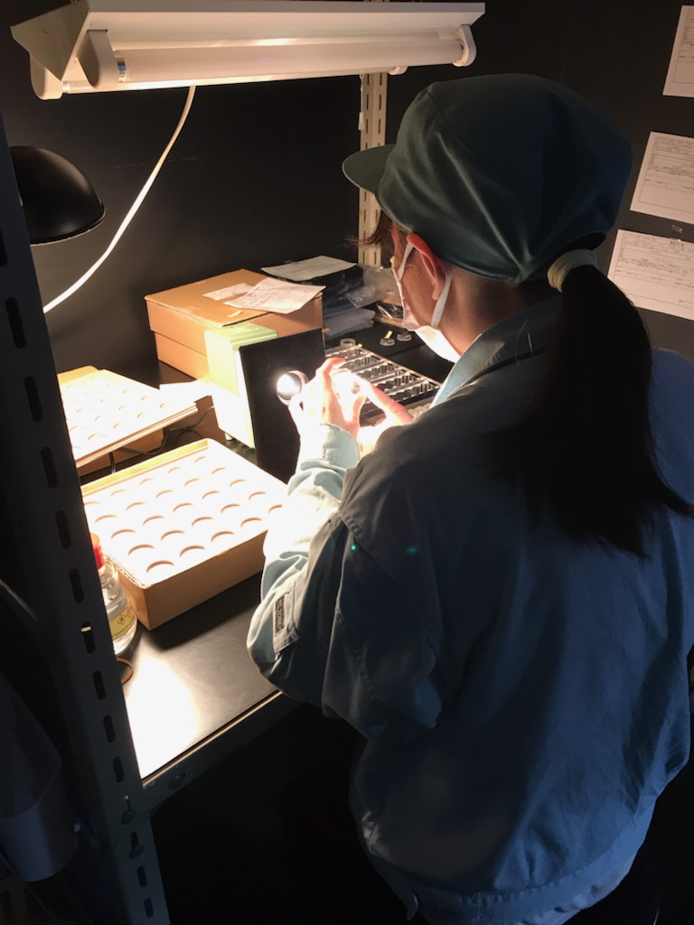 ＜未経験OK×丁寧なレクチャー有＞座り仕事多め♪レンズの検査