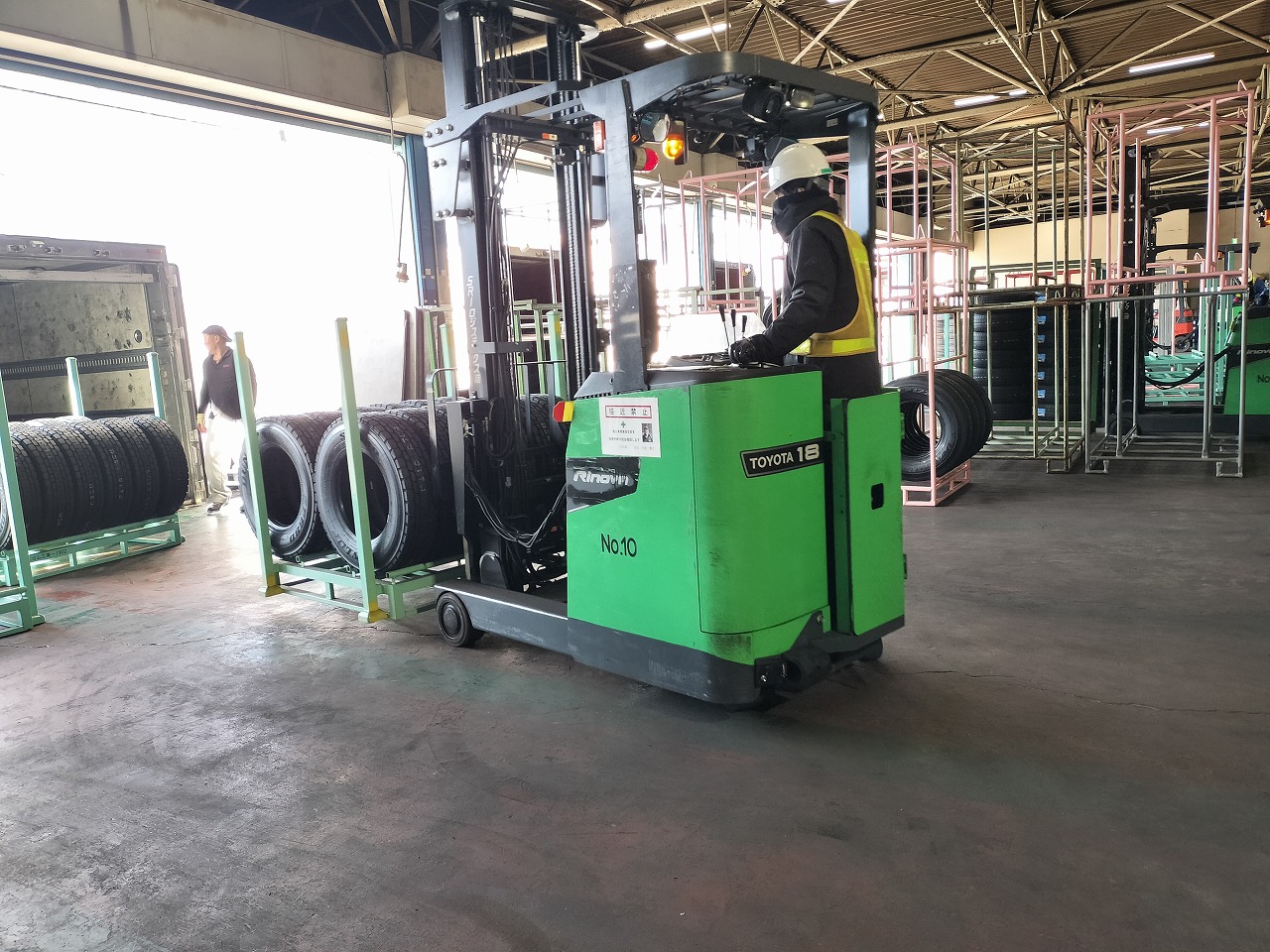 フォークリフト★時給1700円◎タイヤの入出荷☆