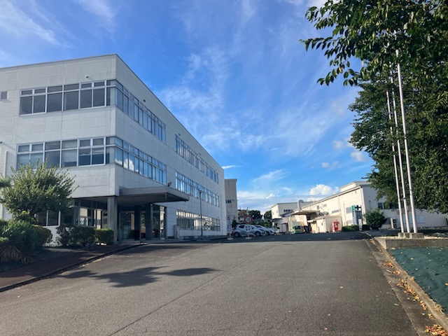 〈厚木市〉カンタン業務⇒筒状の型に粉原料を流し込む成型業務