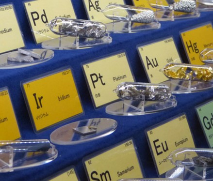 ＜未経験OK　1400円＞ 粉製品をコツコツ粉砕♪人気の座り作業