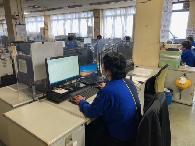 4月～【茅ヶ崎】時給1600円◎機械オペとフォークリフト作業