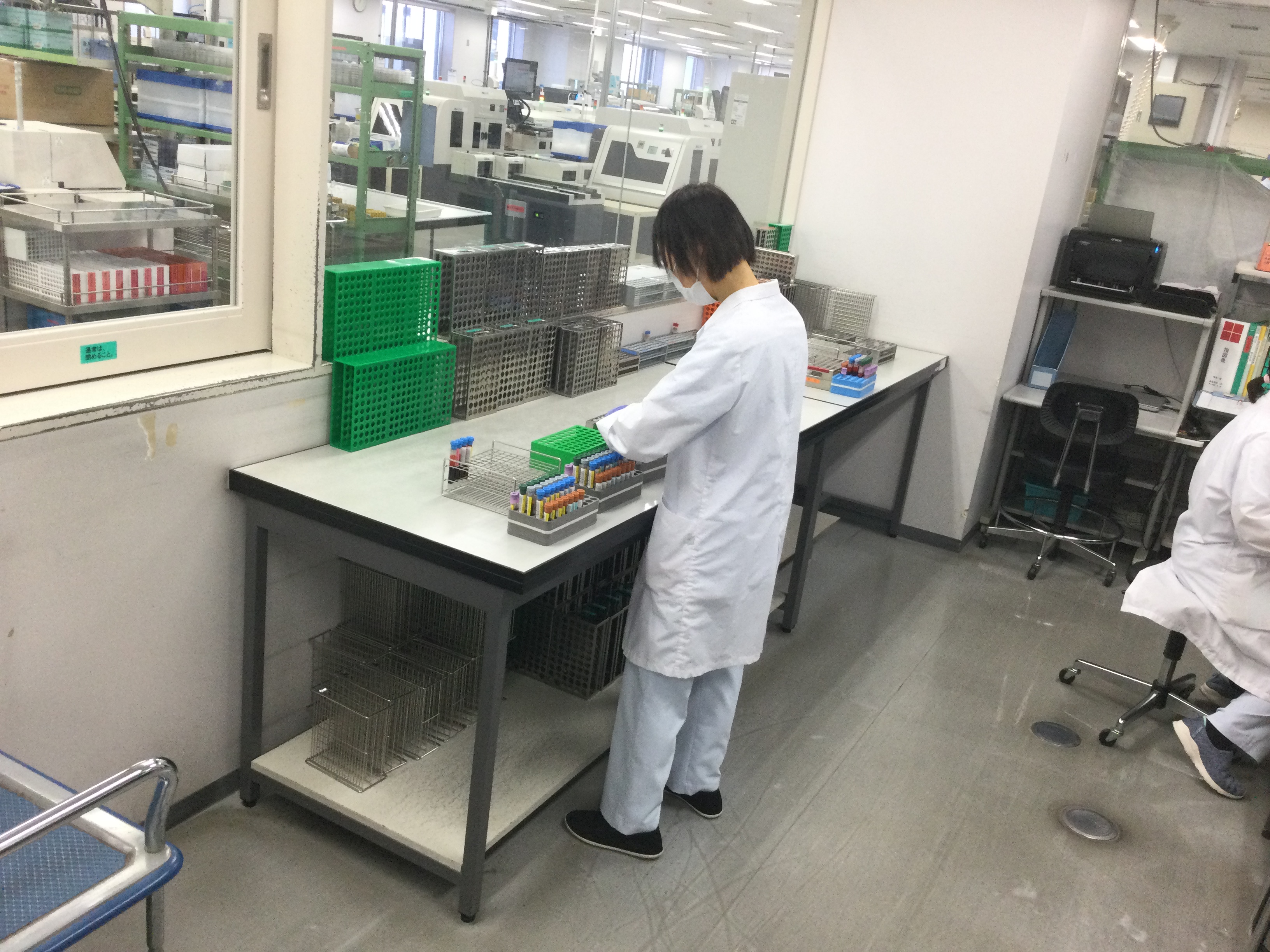 ＜11時50分始業＞月収例25万★検体ビンのラベルチェック／駅チカ