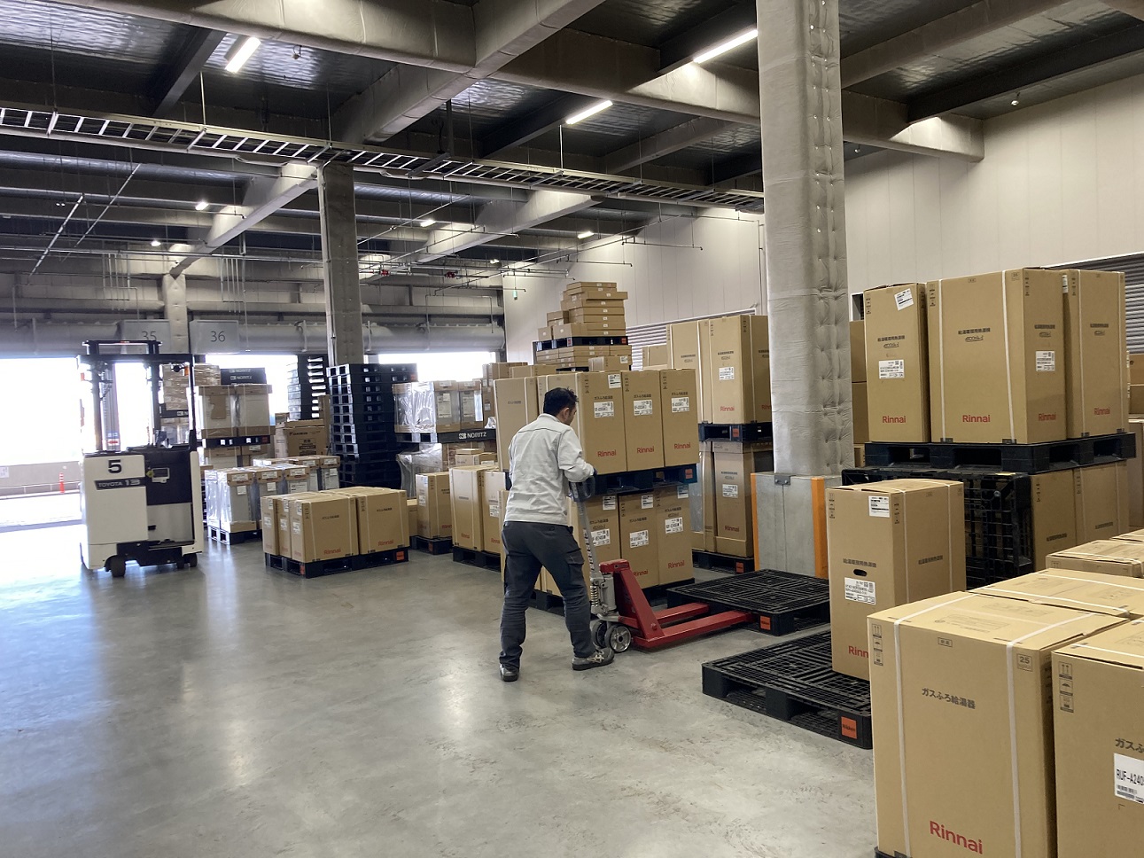 月収例34万円／リーチフォーク／空調完備／繁忙のため増員！