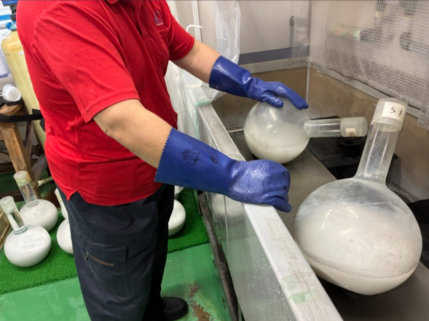 時給1550円／フラスコの洗浄と準備作業／50代男性活躍／未経験OK