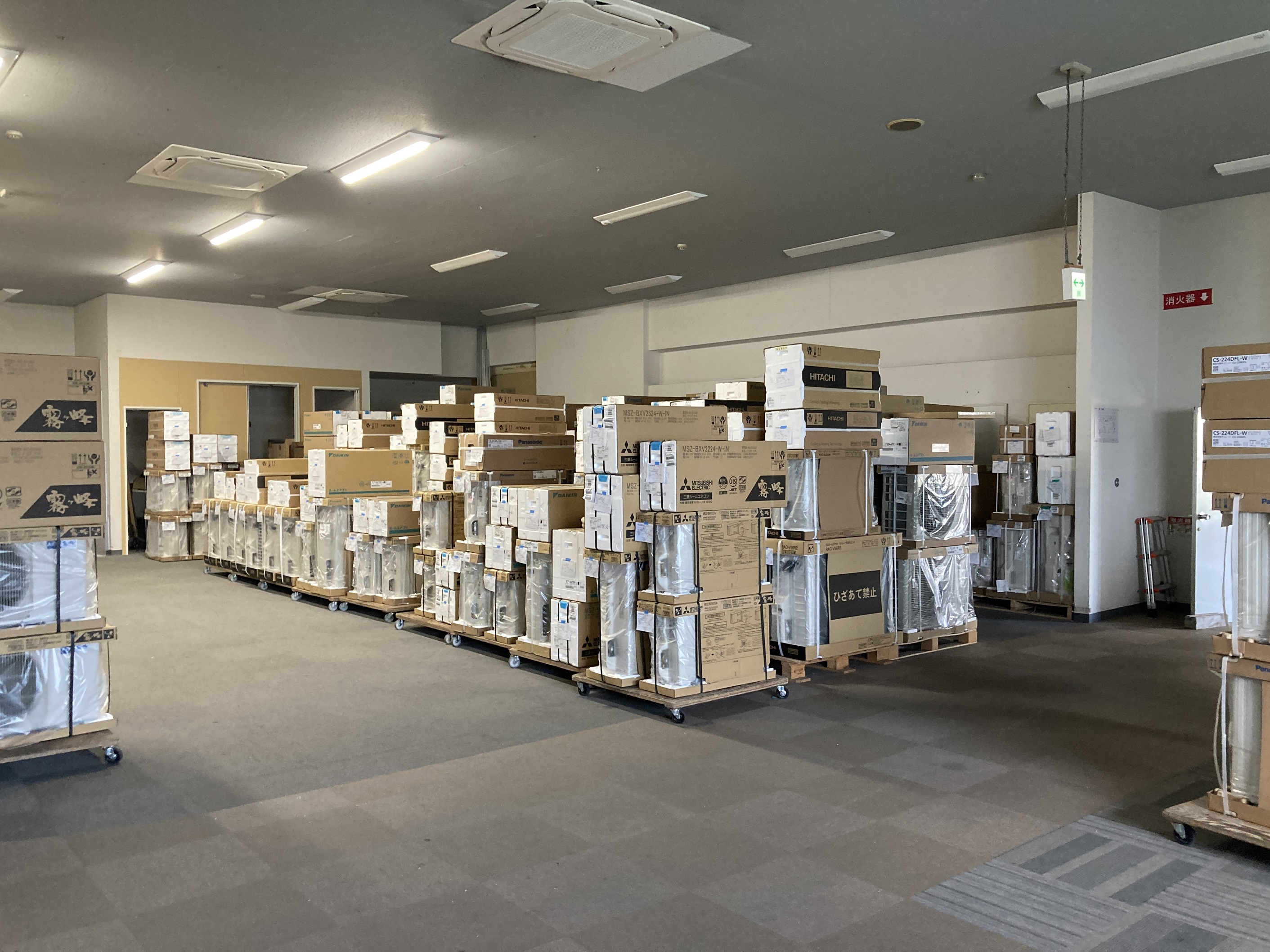 【越谷市流通団地】照明やカーテンの入出庫作業☆