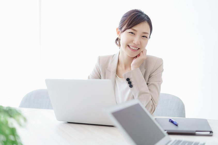 自動車会社の一般事務＋接客／月曜定休　ショップ経験活かせる！