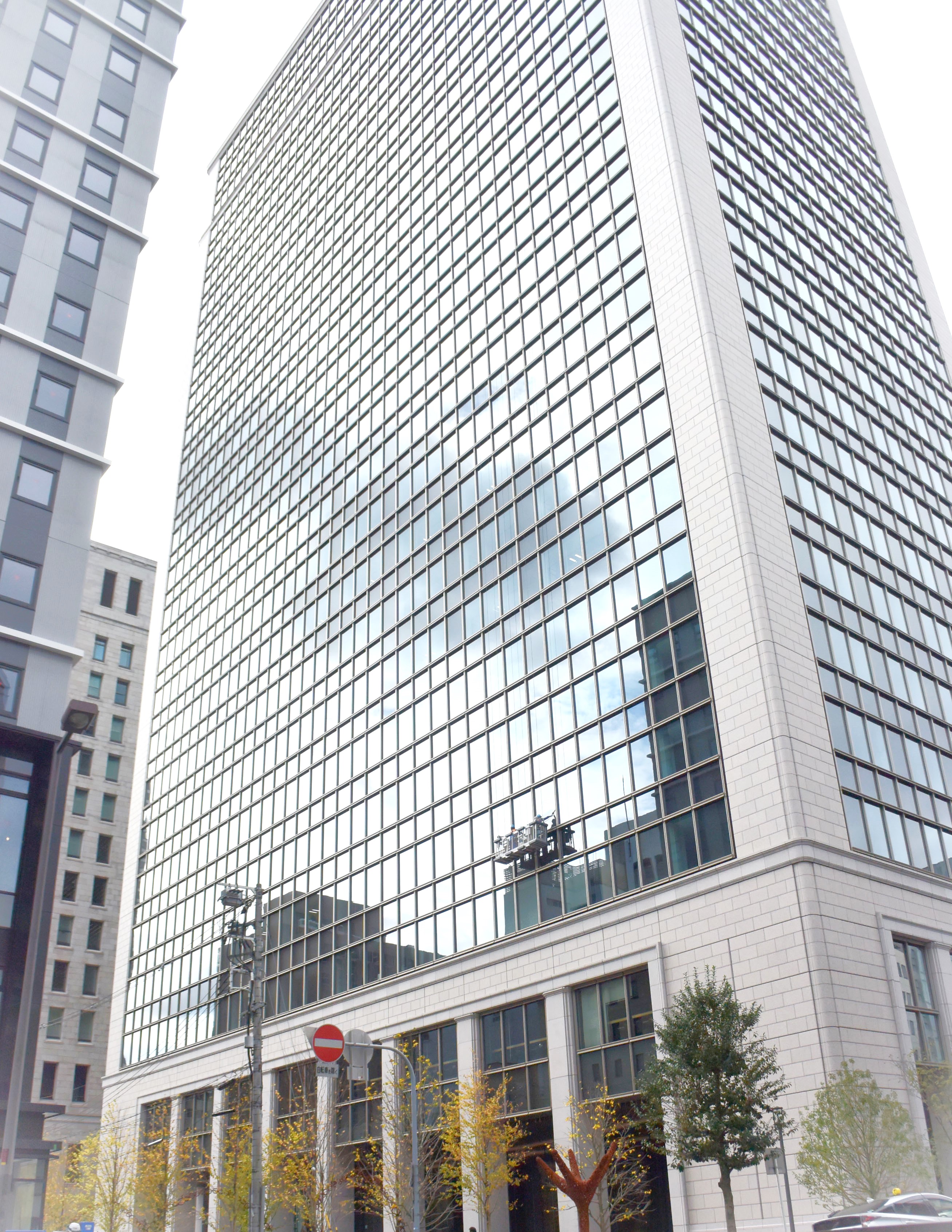 年収325万円～／採用の経験活かせる＊残業10ｈ程度◎年休120日