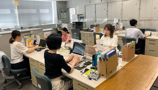 ＼20代活躍中／正社員×年収322万◇大手Gr人事で事務キャリア！