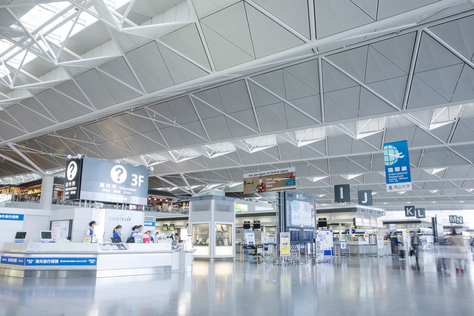 時給1,530円 ＼非日常空間☆語学力を活かして働く！／案内・事務