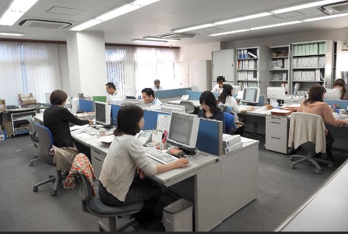 1600円～★事務だけじゃない強みを作ろ！チーム制で経理サポート