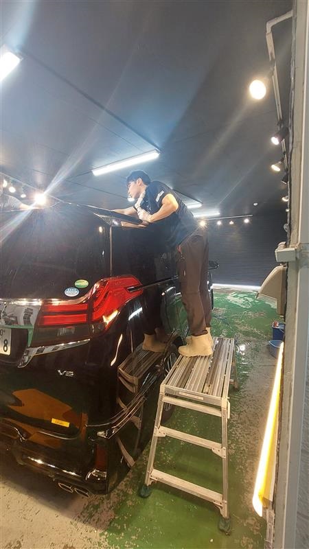 クルマ好き、必見【新車などを洗車するオシゴト】