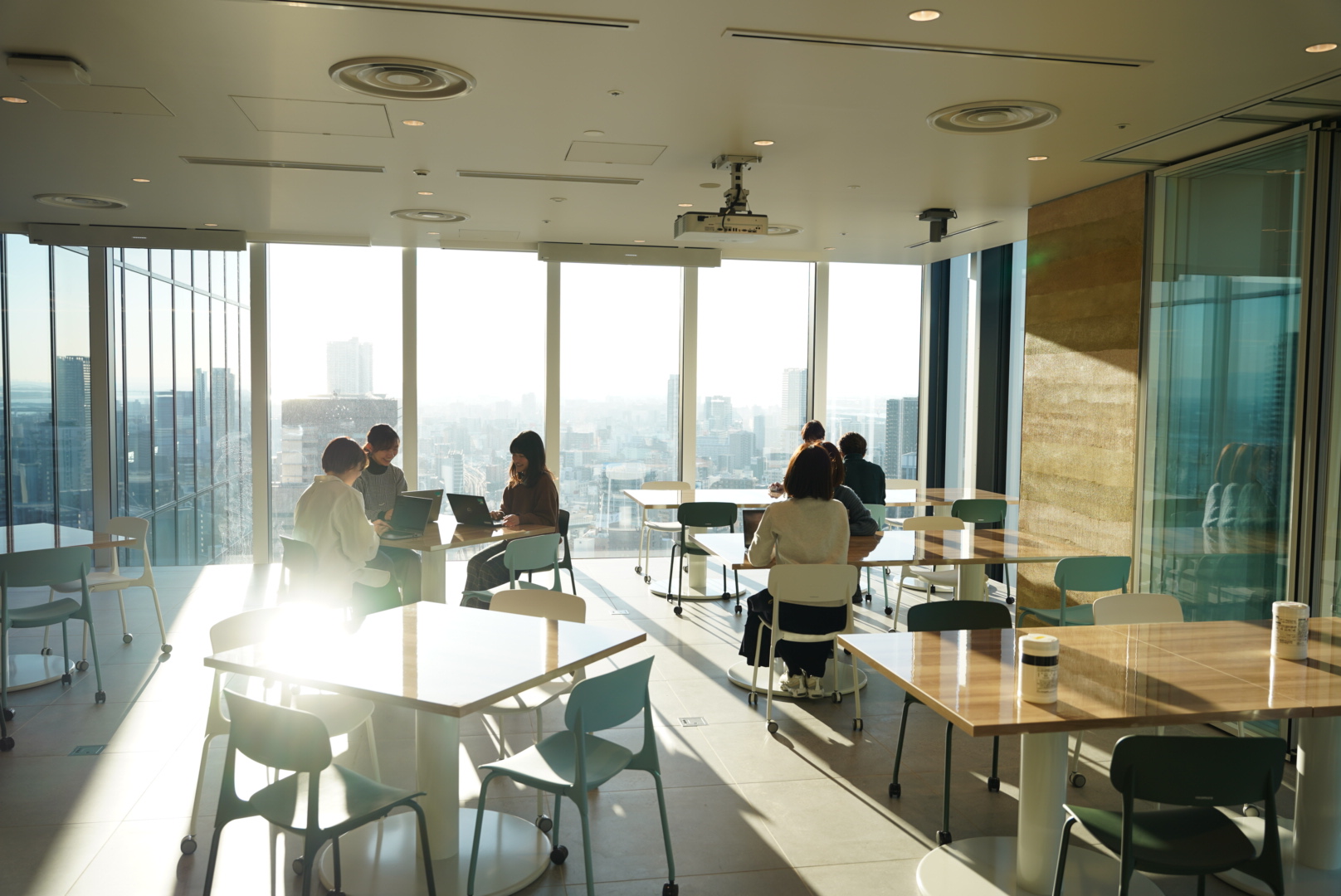 【在宅あり】大阪駅スグ★電話ナシ！WEBデザイン◎時給2,000円～