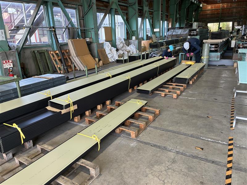 ＼完全土日祝休／キカイで長～い屋根材を加工＋梱包＠綾瀬小近く