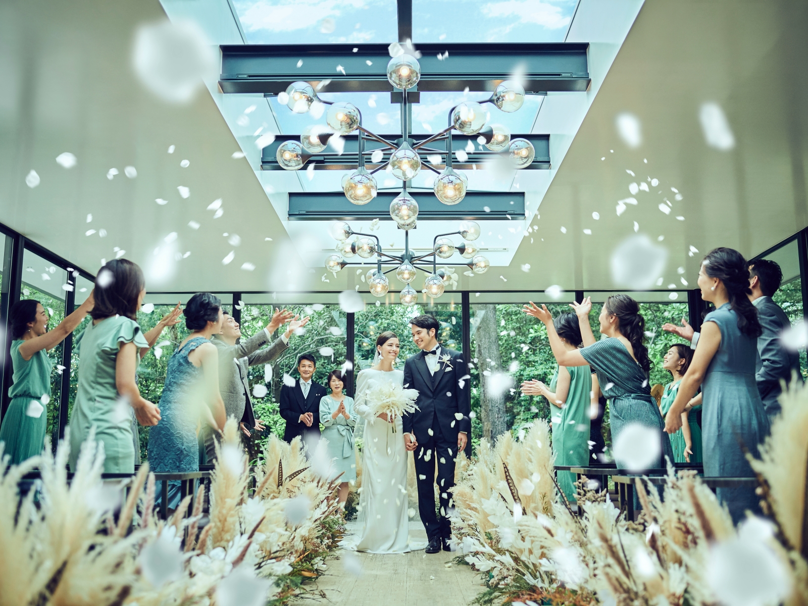 ＼超レア／人気のブライダル業界★接客業からの転職に◎社食あり