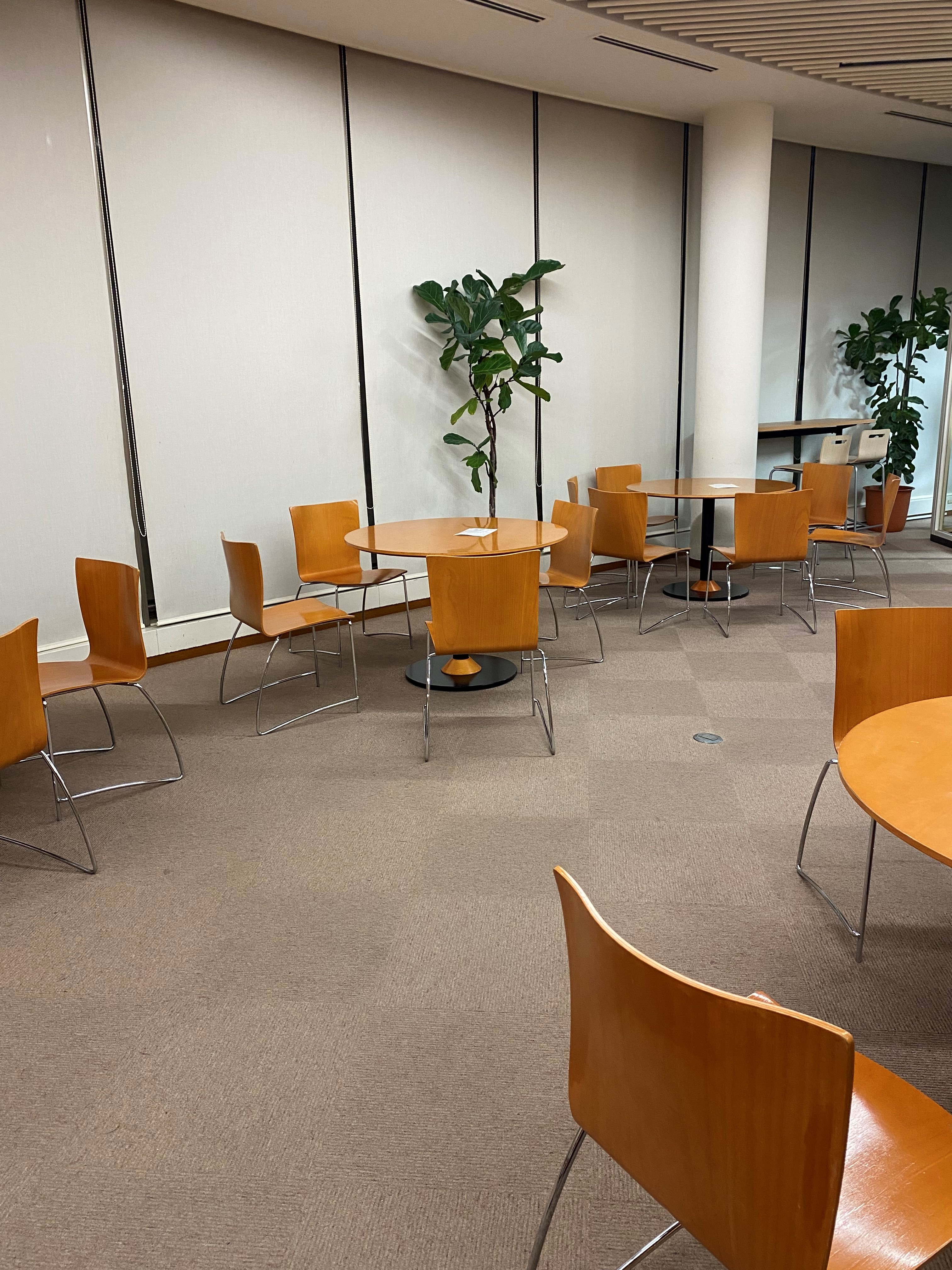 ◆11月18日～◆ネイル・服装自由♪土日祝休み×日替わり食堂あり