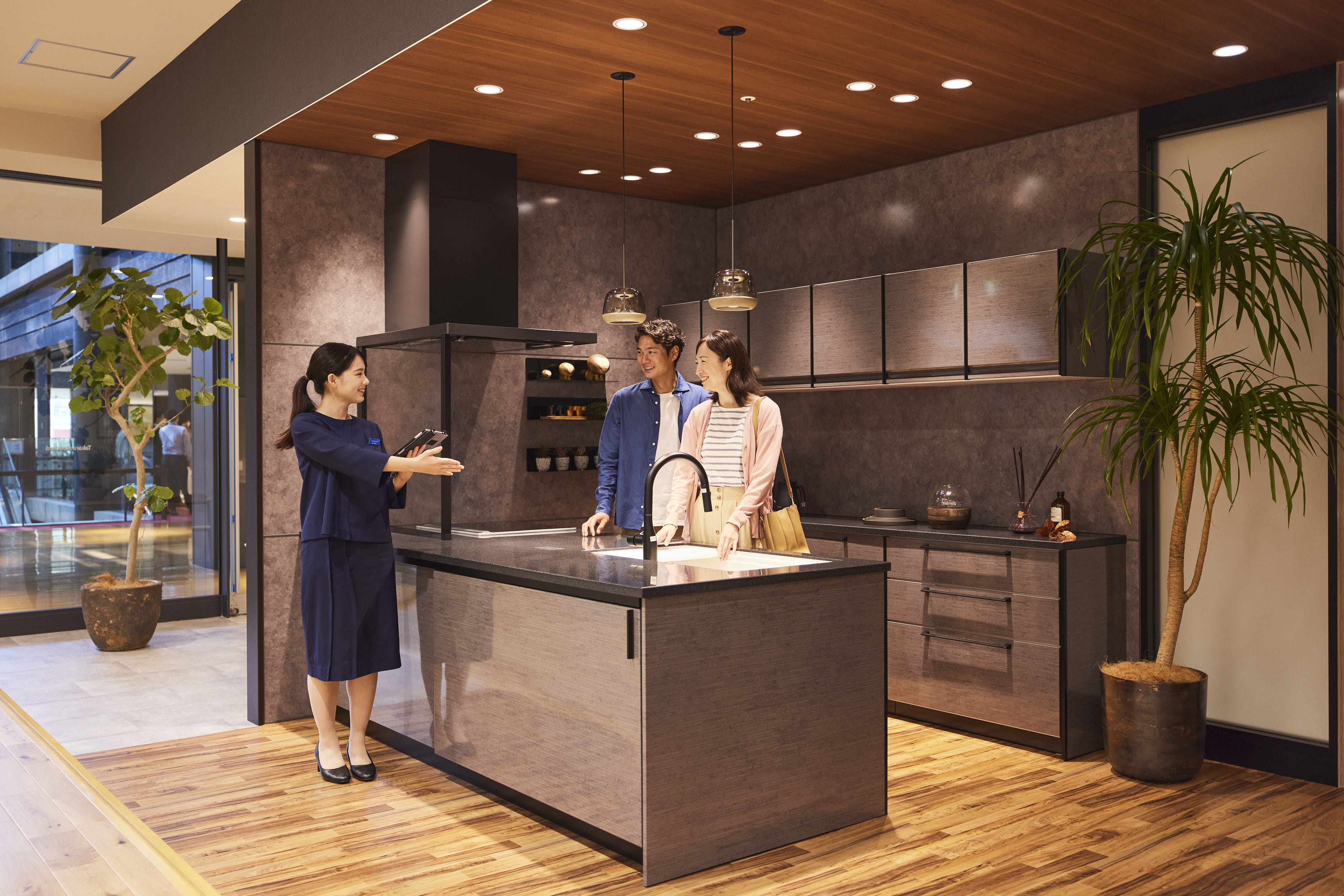 【ショールーム受付＆事務＠1600円】事務未経験OK↑駅チカ2分♪