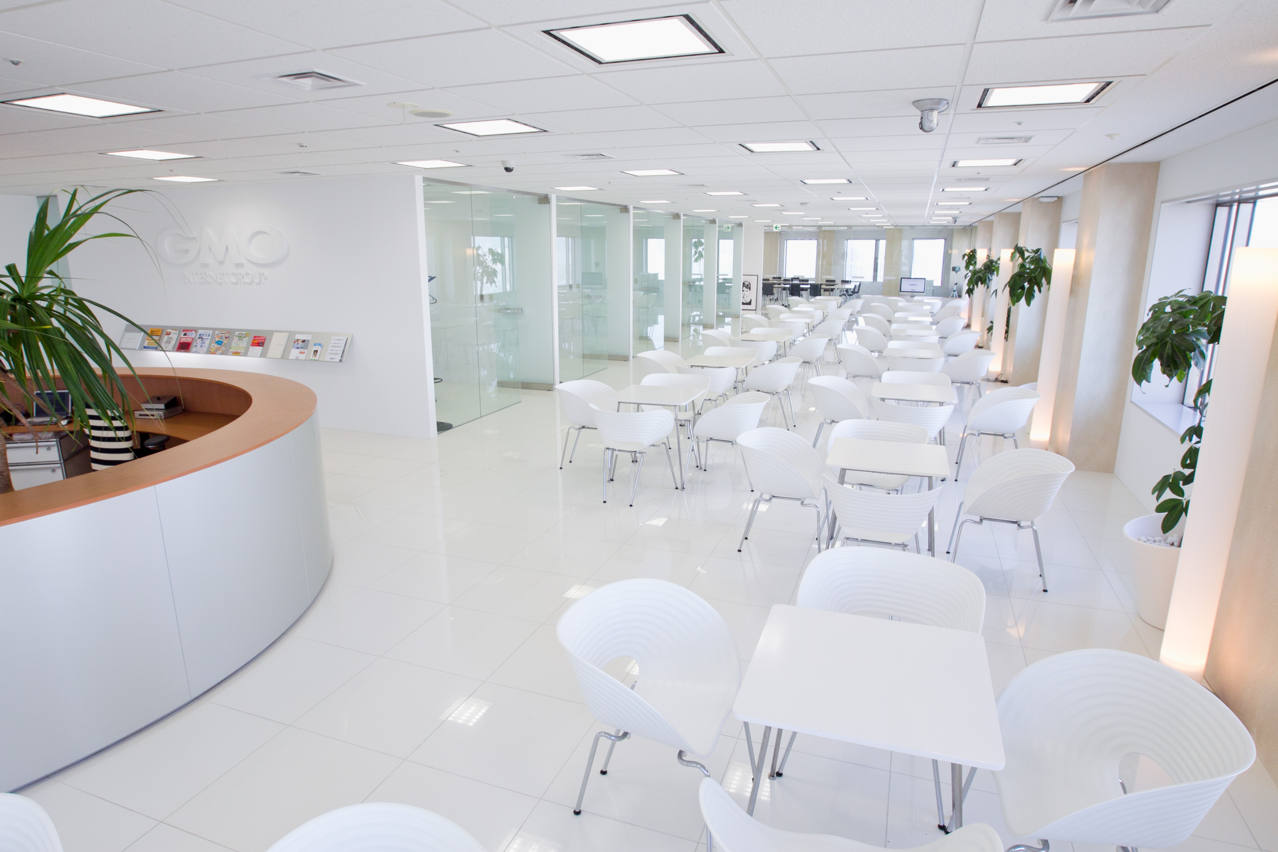 ランチビュッフェ＆CAFE無料～☆＼未経験OK！WEB広告案内@1900