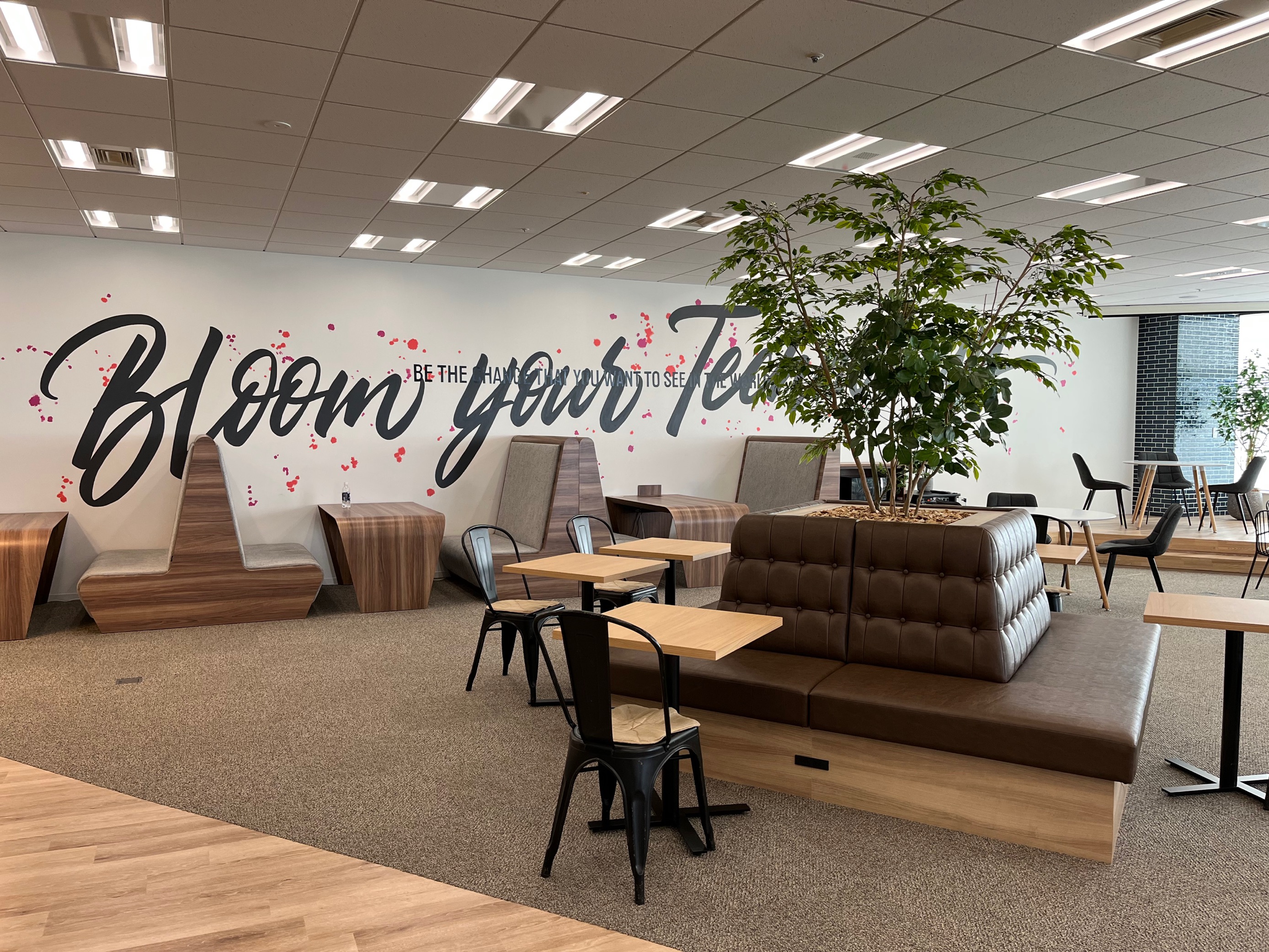 1950円☆ITコンサル▼2・30代活躍▼服装&髪色自由！事務サポート