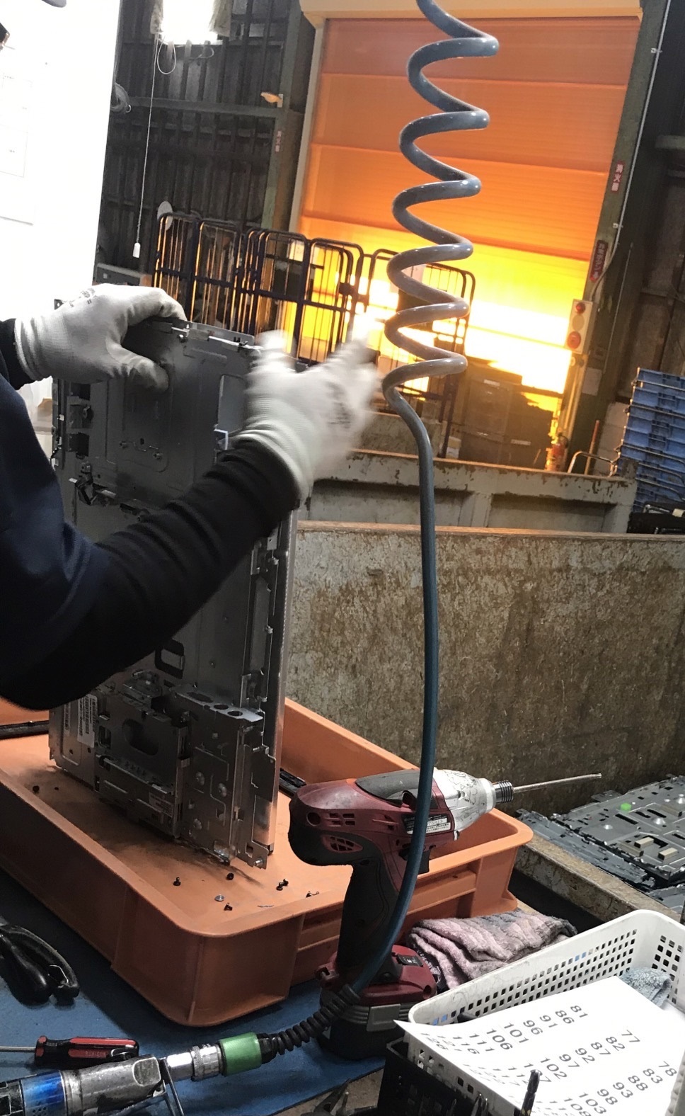 ＼環境にやさしい会社です♪／電動ドライバーでのPC解体～八木崎