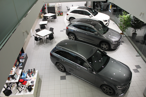 ＼未経験OK～！／高級車ディーラー♪受付＋事務@1,800円