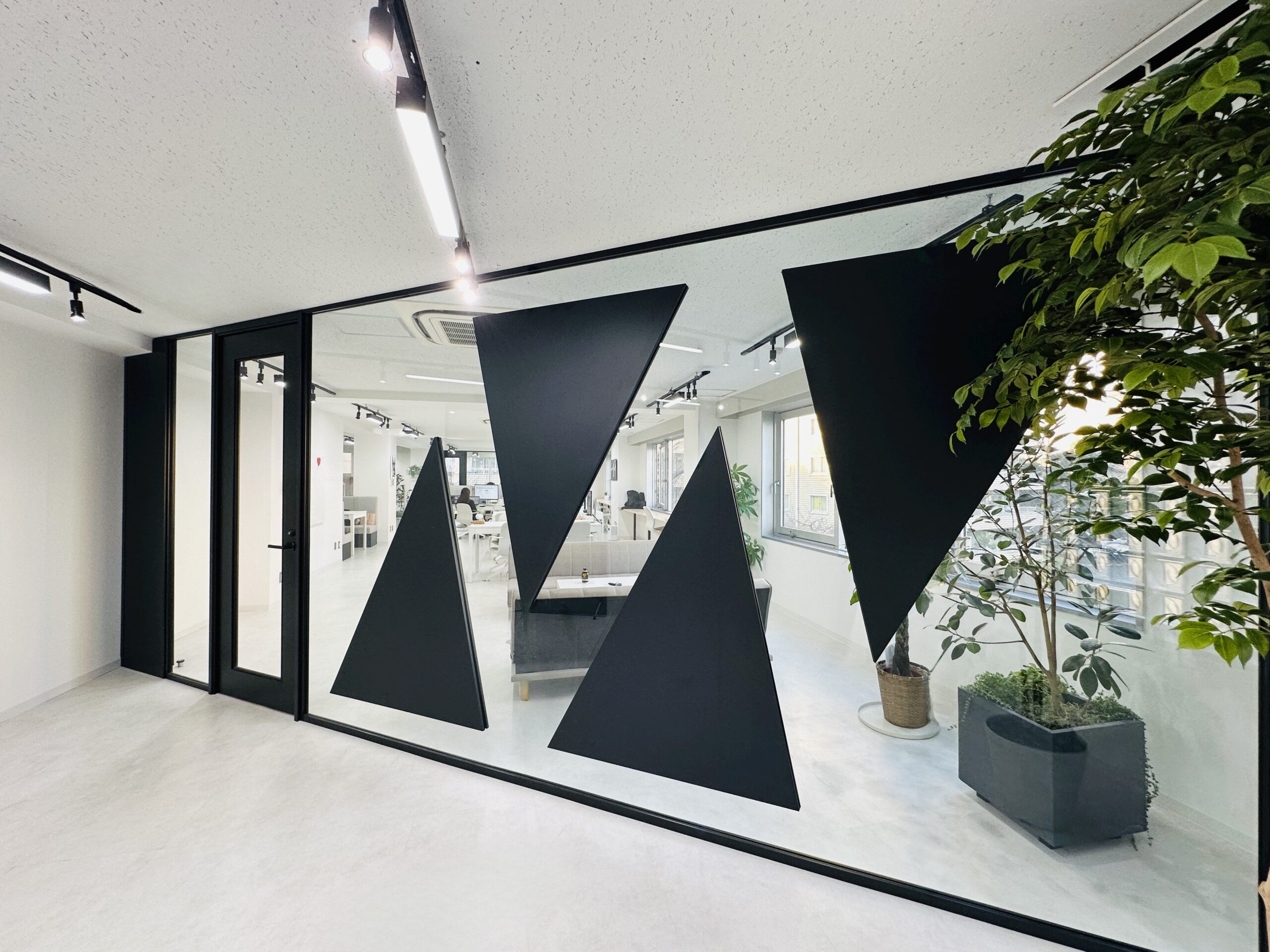 ＼*服装＋ネイル＋髪色自由*｡／おしゃれにお仕事♪かんたん事務