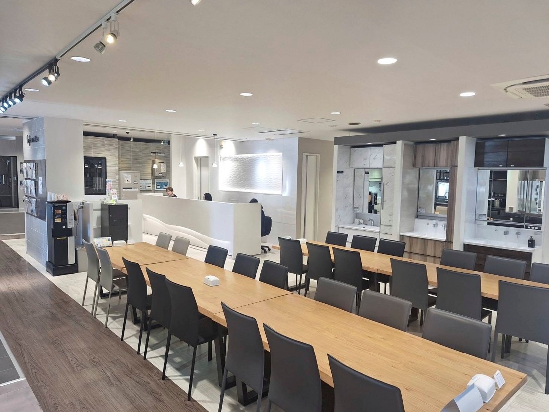 ＼1400円/ｈ×～17時まで／きれいなショールームで♪受付＆事務