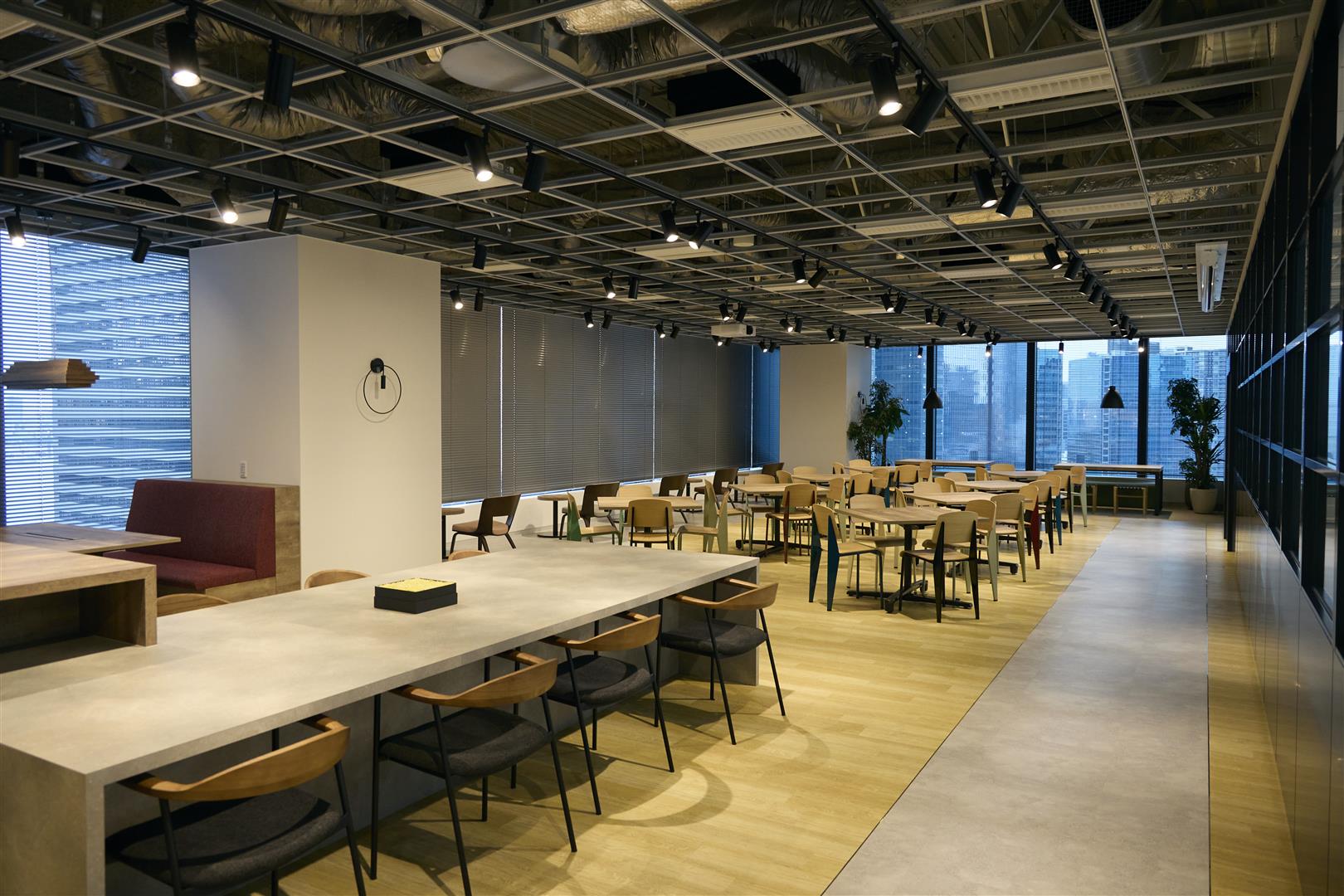 【人気の食品商社】時給2,000円×駅直結♪ お肉の輸入業務