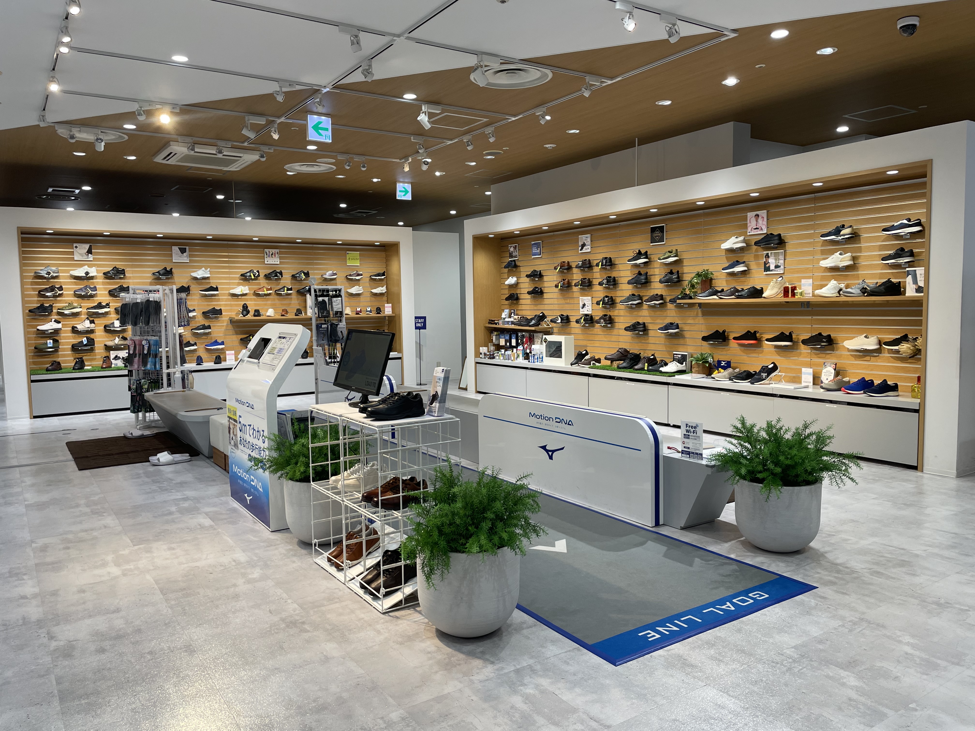 ＜大手スポーツブランド直営SHOP★＞グッズ、ウエア等幅広く展開