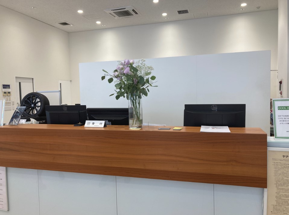 ＜月曜+1日休み＞テンプの先輩と働く♪大手カーディーラーで受付