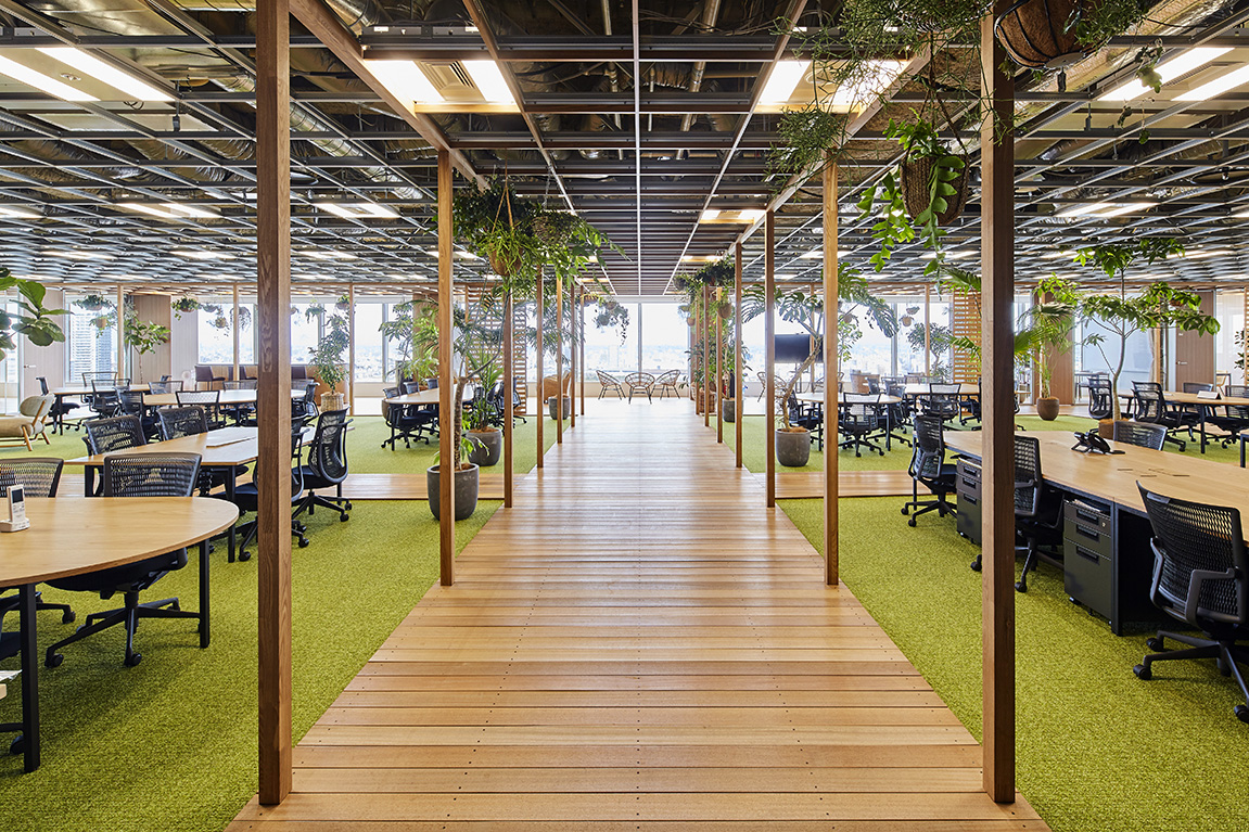 ＼月収30万↑／未経験OK！服装・髪色ネイル自由♪問合せ＆事務