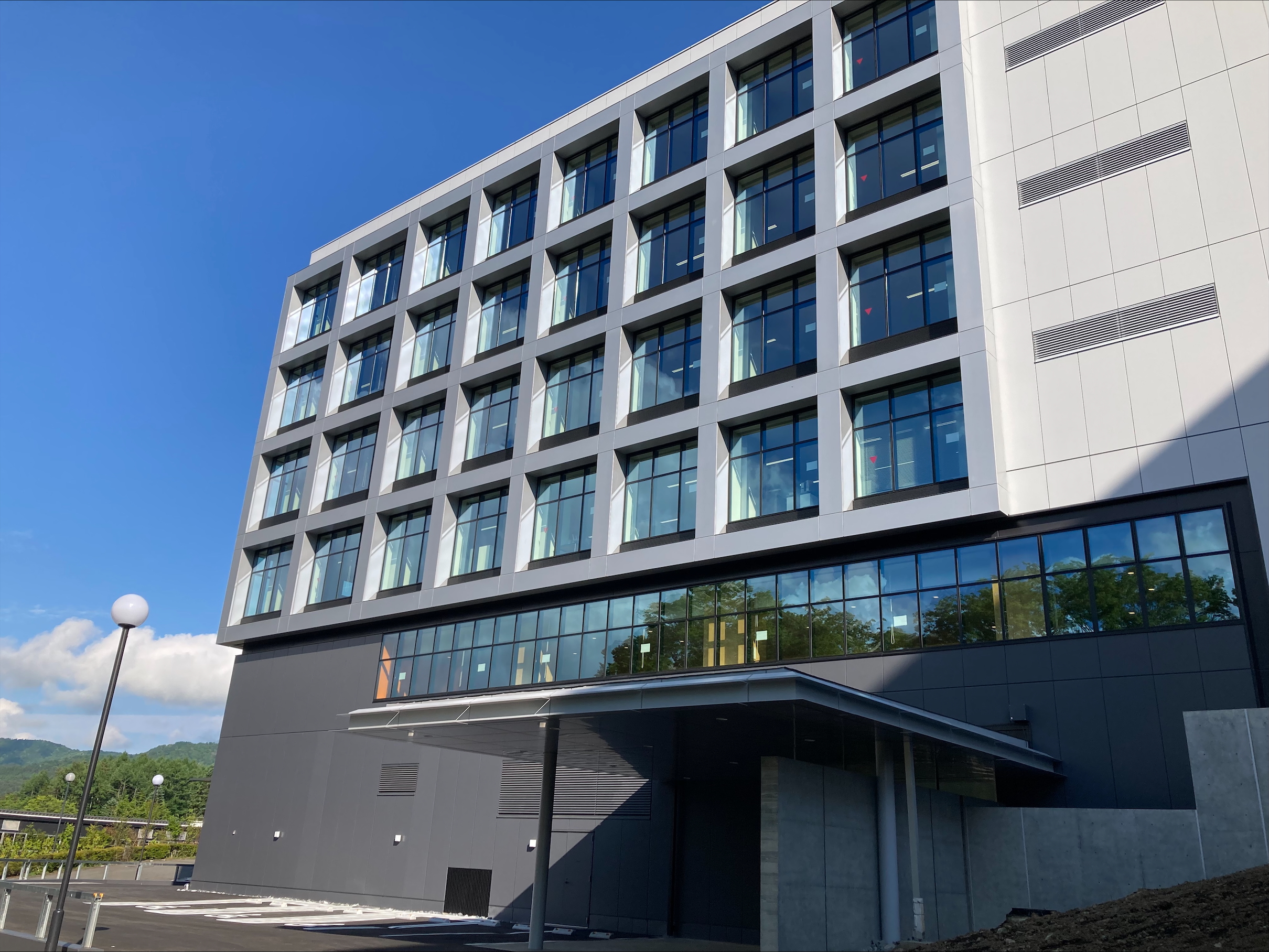 ★年間休日129日★高時給1800円！英語力活かして貿易事務＠忍野