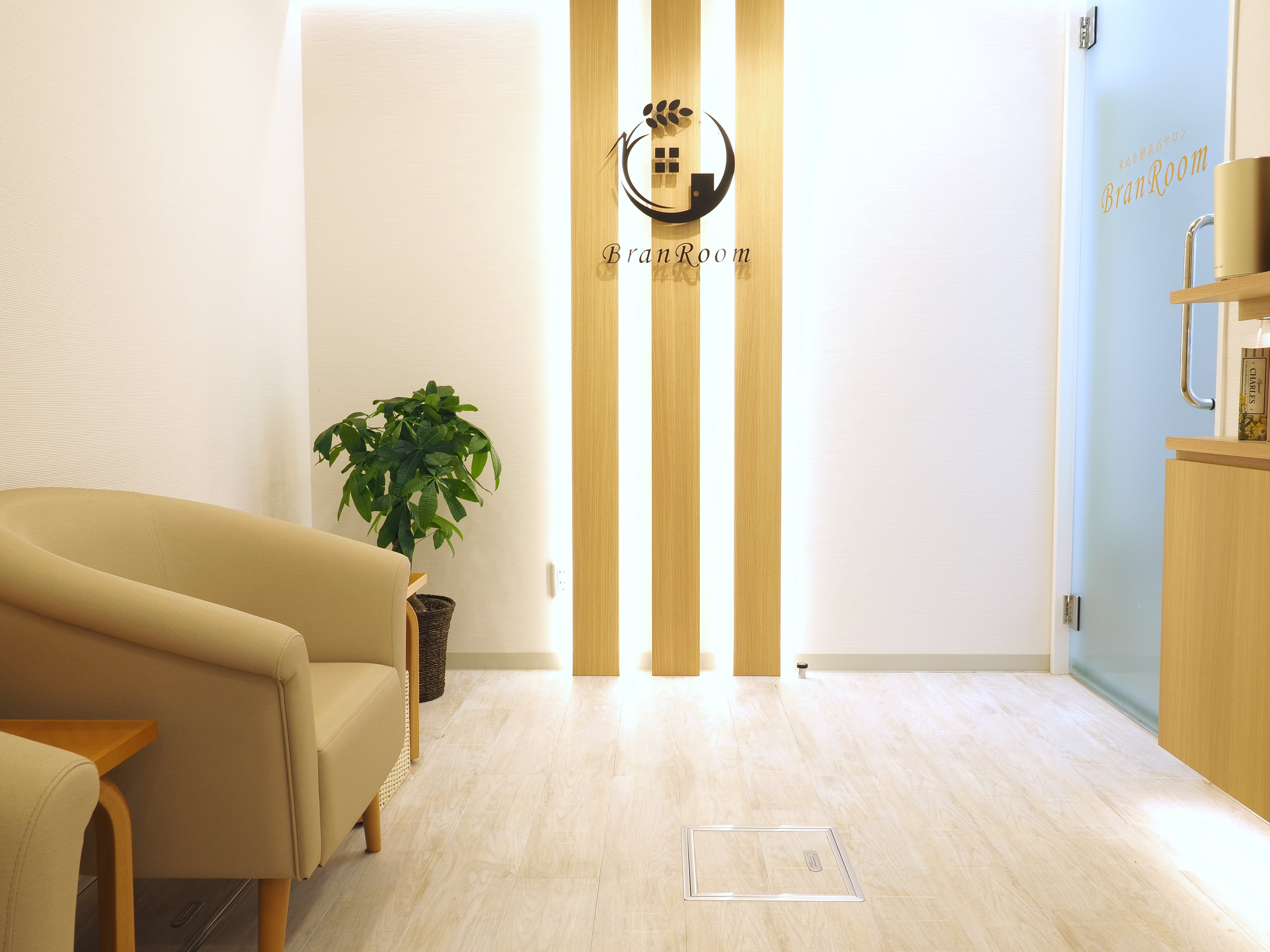 シフト自由◎高時給2,300円！美容サロンの無料体験案内staff☆彡