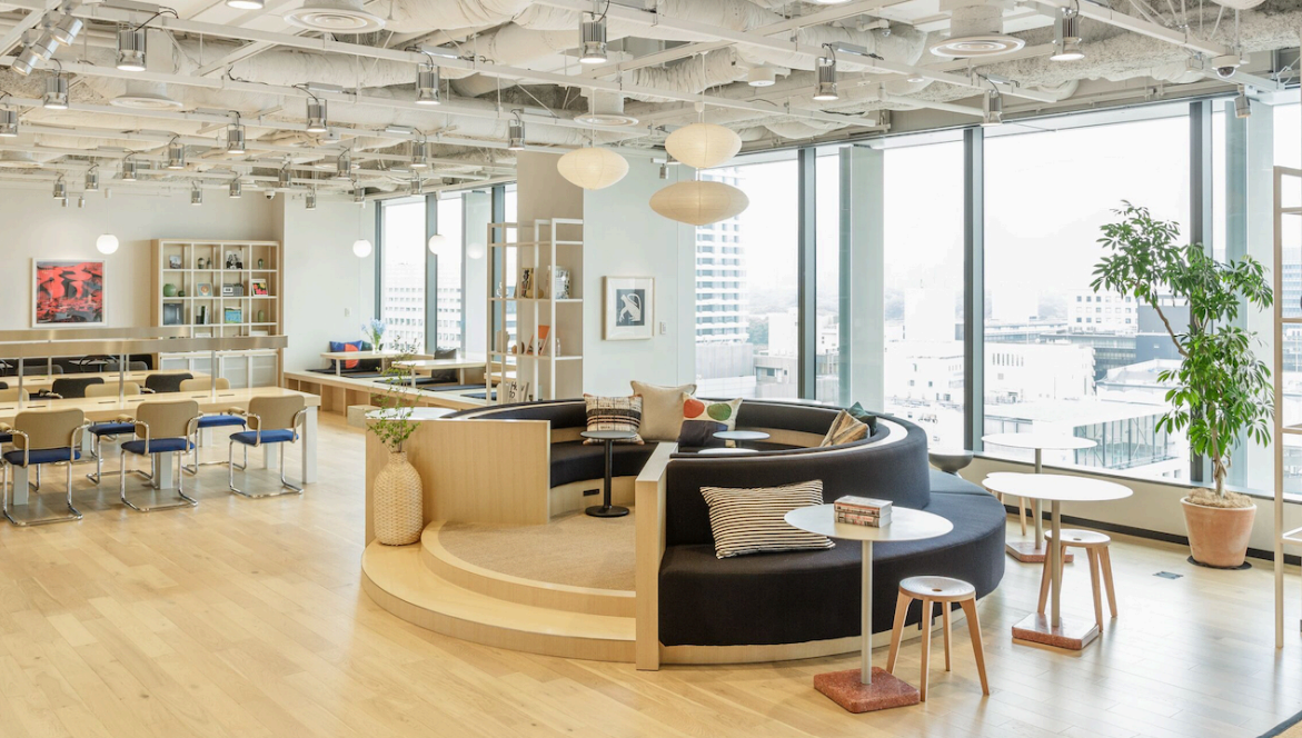 ＼正社員めざせる／★海外風オフィスで受付★＠1700！！