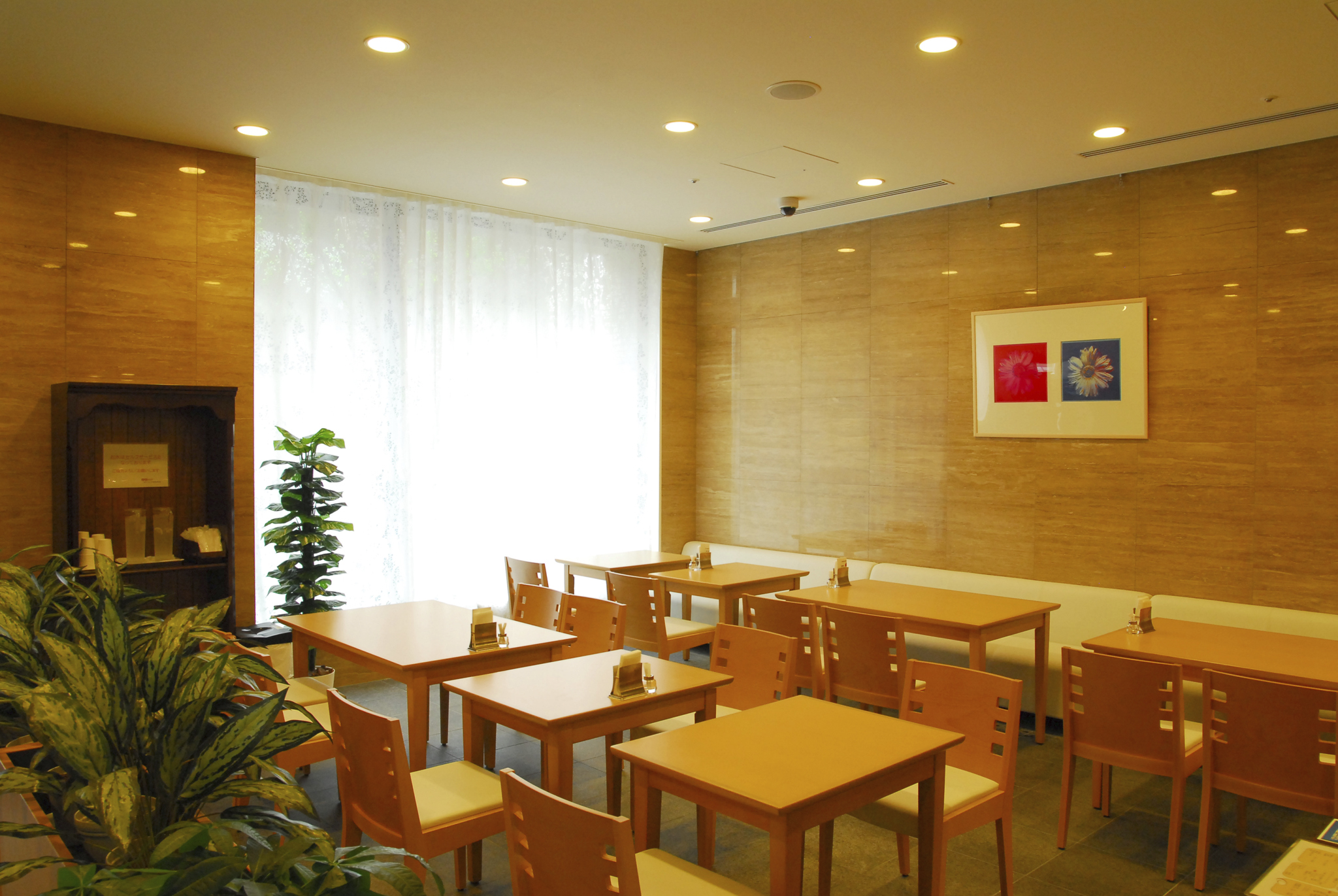 【実働5時間】時給1600円／平日勤務OK★カフェで接客STAFF