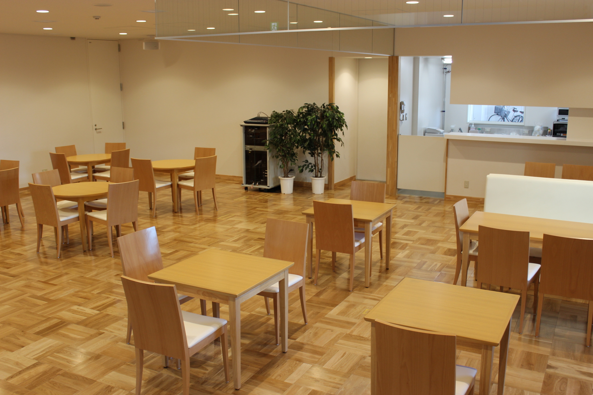 【実働5時間★11時～16時】週3～OK！時給1600円♪カフェで接客