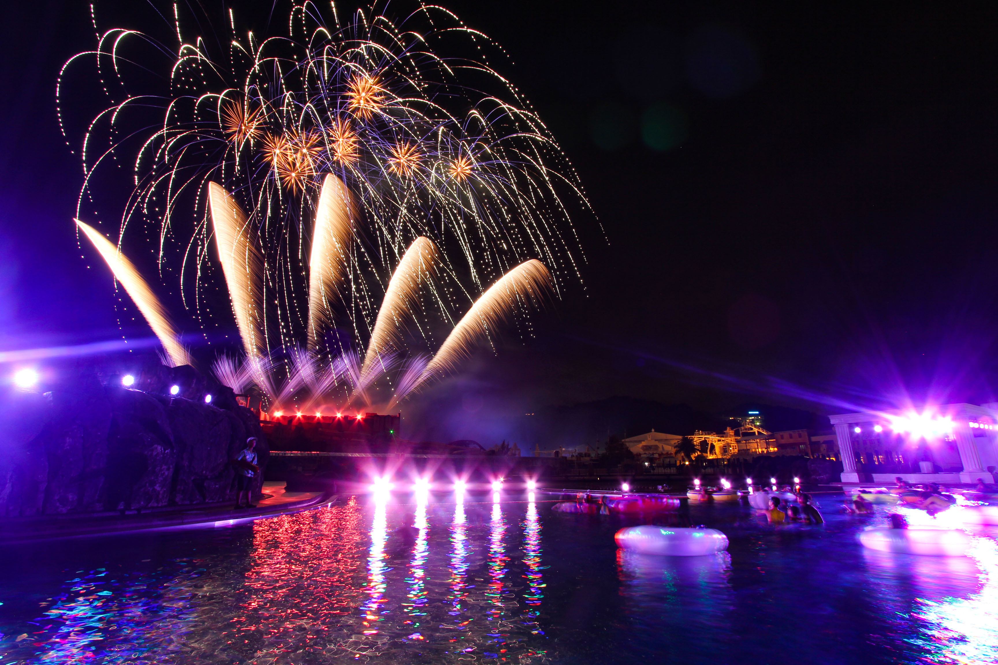 ≪時給1500円≫4月中旬～9月末頃まで！テーマパークでオシゴト