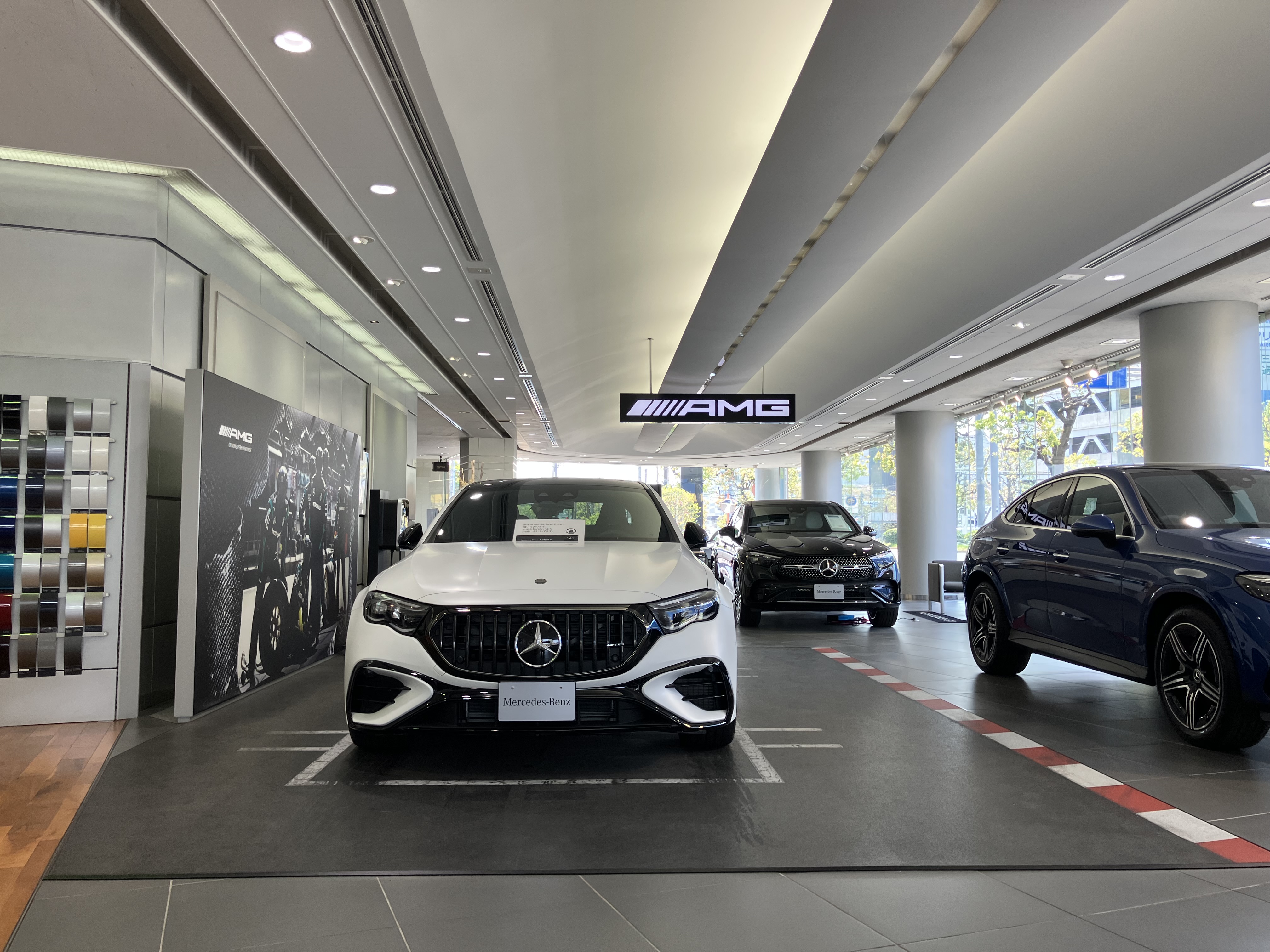 【高時給1450円】高級車の店舗で受付＆接客＊月曜休み＋シフト制