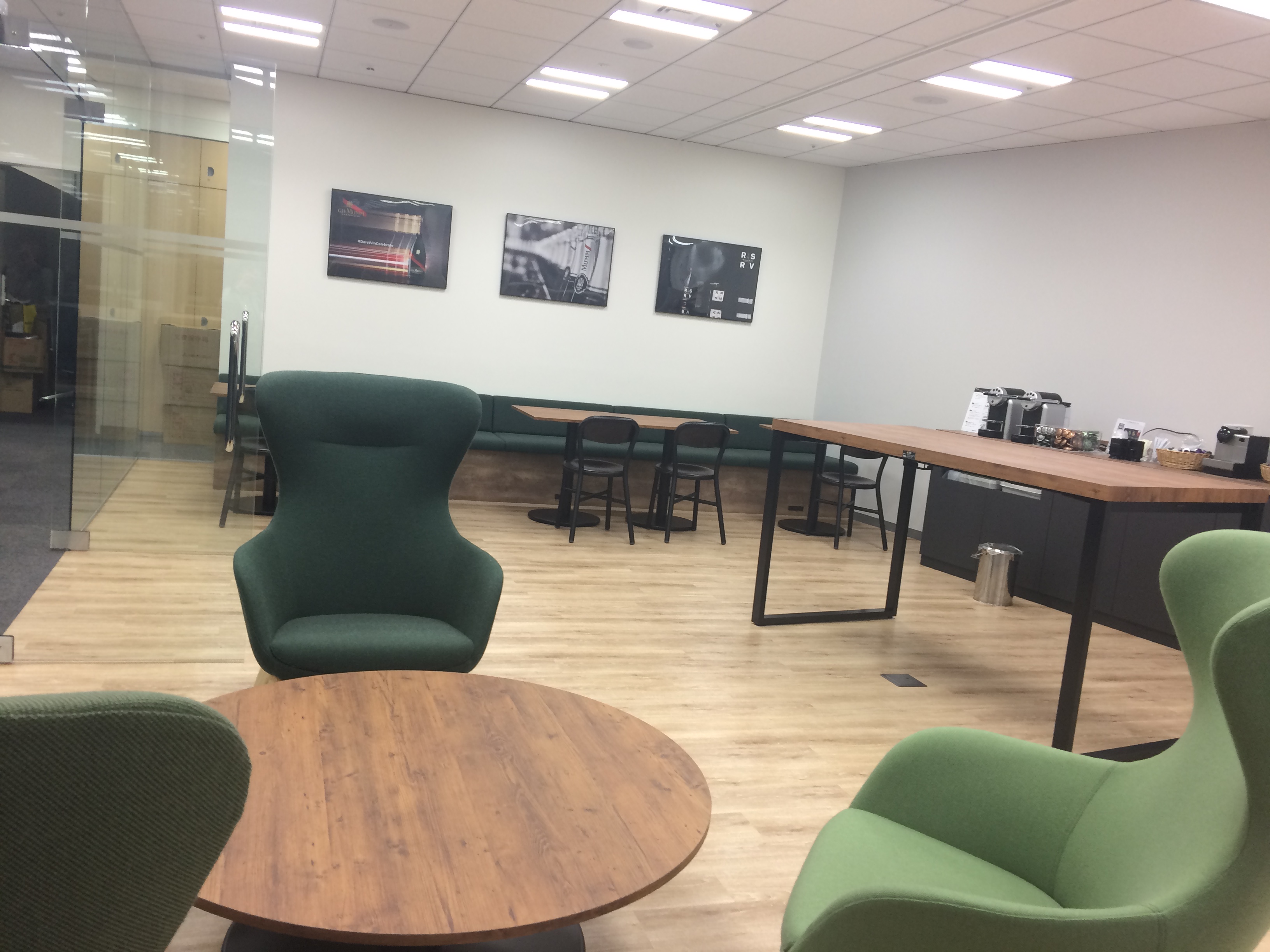 ＼高時給1,900円／Excel活かせる！外資系おしゃれオフィス