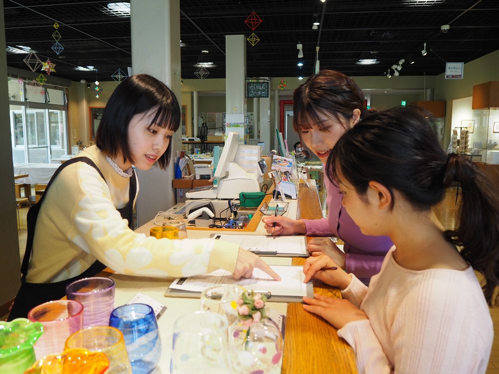 【月曜日＋1日休み】ガラス製品を扱う施設で受付＋接客＠磐田市