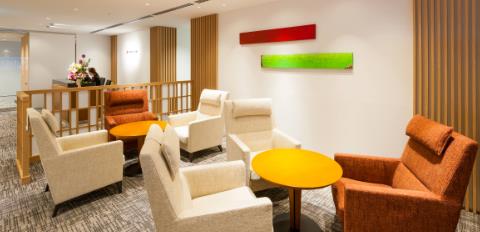 笑顔で対応★レンタルオフィスの受付★駅スグ♪高時給1,900円♪