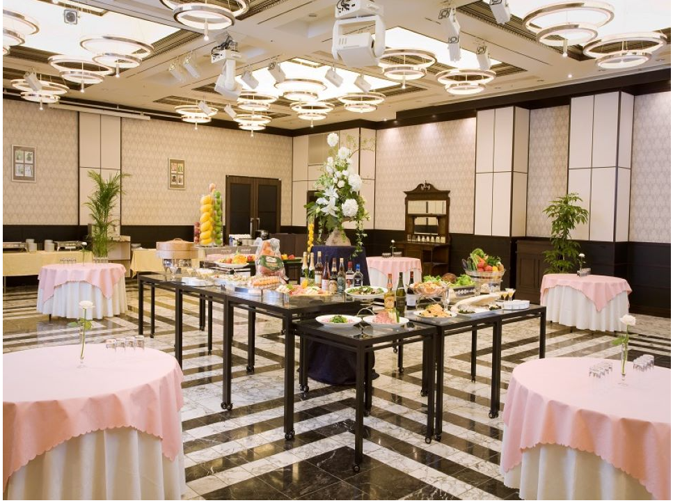 ＼時給1200円×扶養内×土日祝休／レストランのホールスタッフ☆