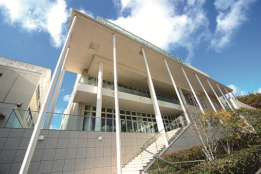 【人気の学校事務★】学生対応も多めで楽しく♪9-17時･残業なし